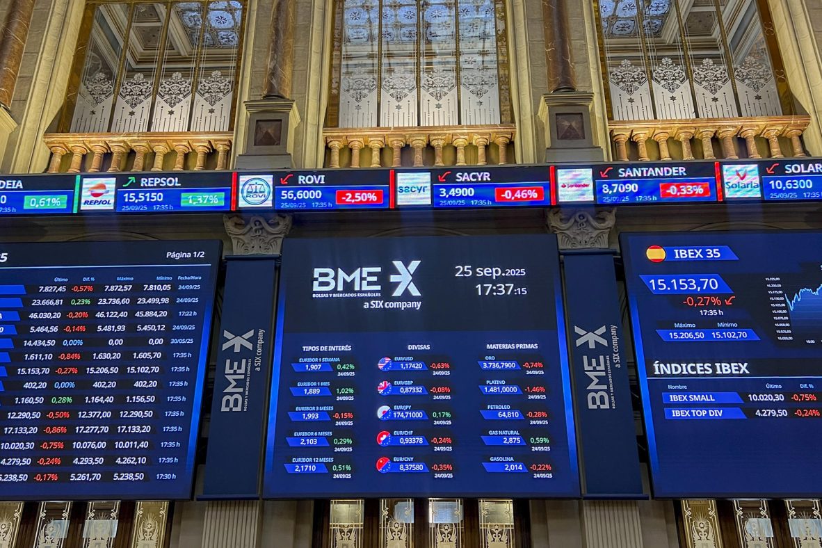 Un panel de la Bolsa de Madrid con los valores del IBEX 35, en una imagen del 25 de septiembre de 2025.