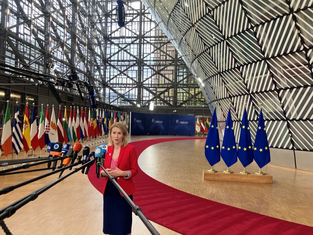 La jefa de la diplomacia de la UE, Kaja Kallas, habla con la prensa antes del Consejo Europeo de Bruselas.