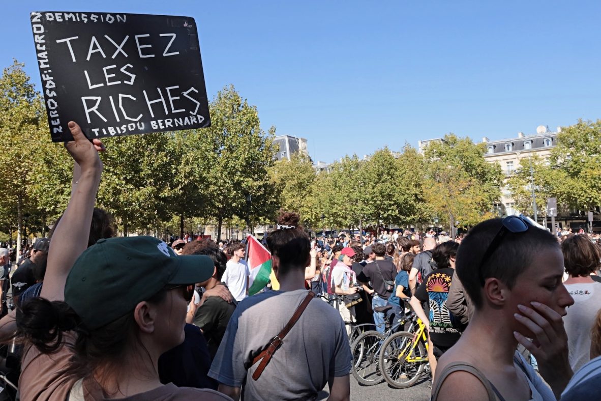 Manifestantes en París con una pancarta a favor de gravar con más impuestos a los “ricos”.