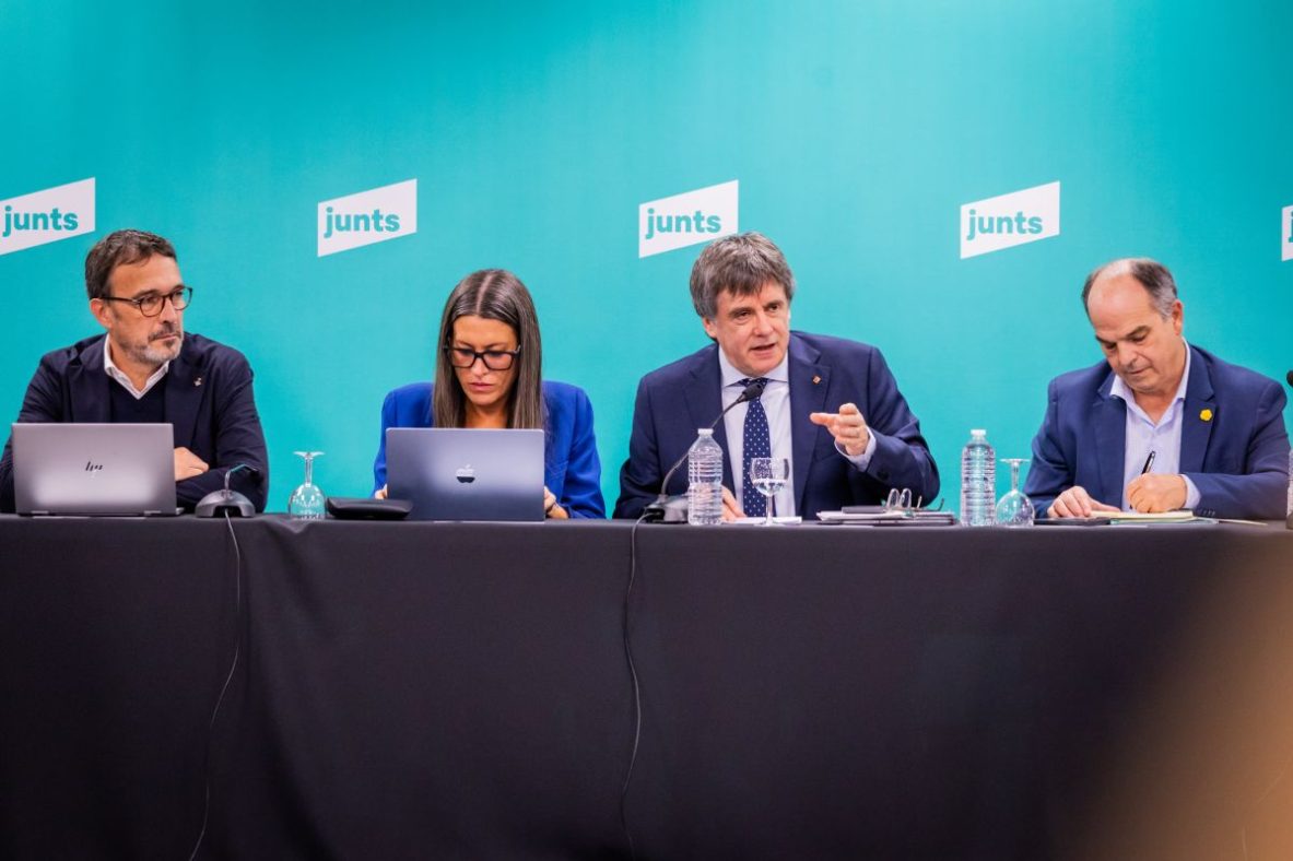 Parte de la cúpula de JxCat, con Carles Puigdemont (tercero por la izquierda), en Perpiñán, el 27 de octubre de 2025.