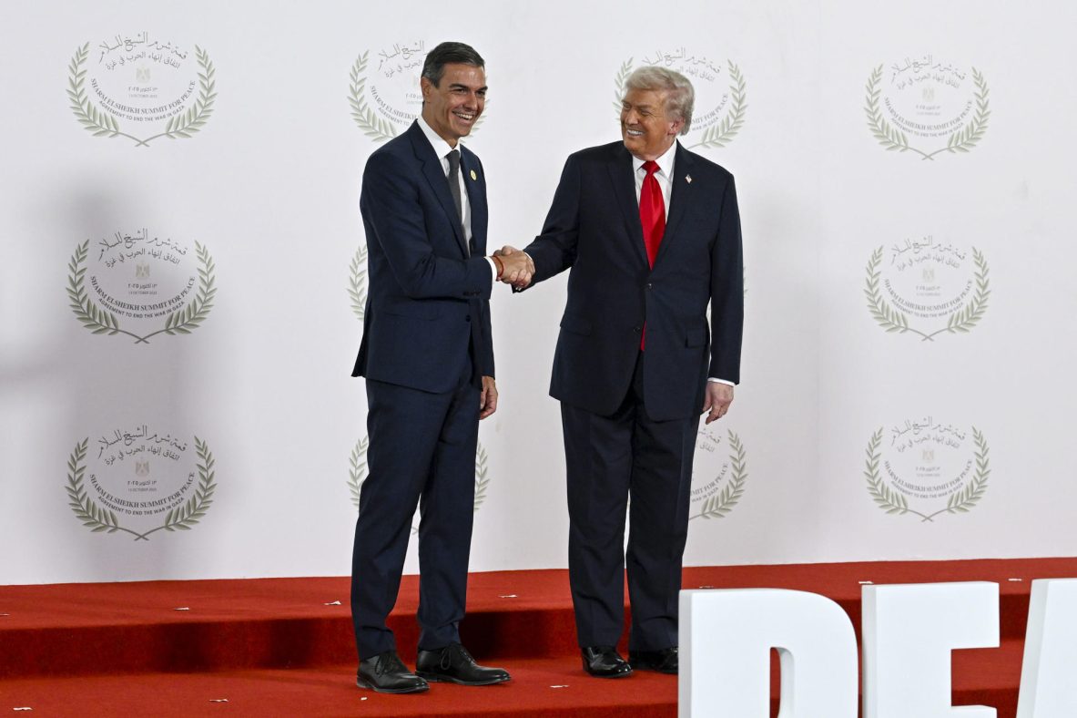 Sánchez y Trump se dan la mano en la cumbre de Sharm El Sheik, Egipto, el 14 de octubre de 2025.
