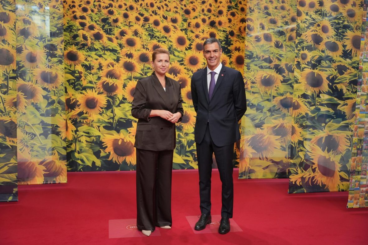 La primera ministra de Dinamarca, Mette Frederiksen (izquierda), da la bienvenida al presidente del Gobierno español, Pedro Sánchez, antes de la séptima reunión de la Comunidad Política Europea (CPE) en Copenhague, el 2 de octubre de 2025.