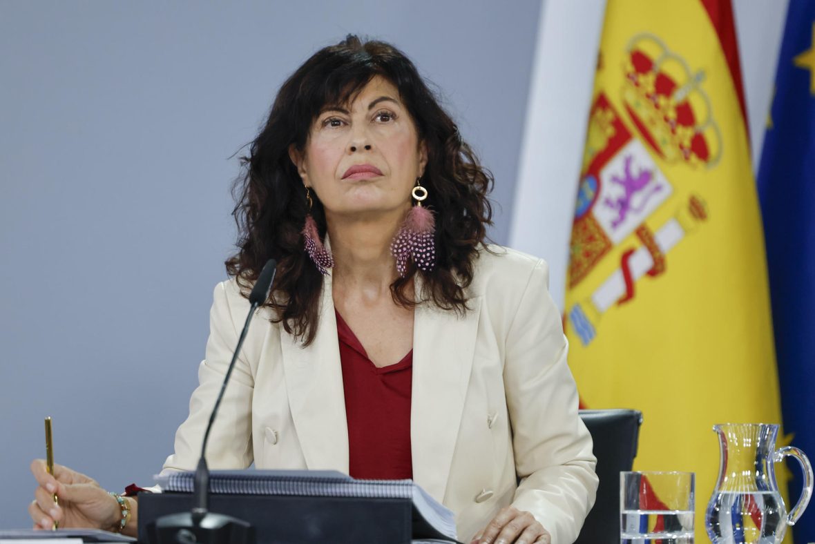 La ministra de Igualdad, Ana Redondo, en una rueda de prensa en Moncloa,  el 14 de octubre de 2025.