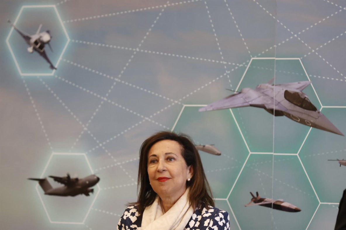 La ministra española de Defensa, Margarita Robles, durante la firma del contrato del programa del Futuro Sistema Aéreo de Combate (FCAS/NWGS) en un acto celebrado en el cuartel general del ejército del Aire y del Espacio en Madrid, el 28 de abril de 2023.