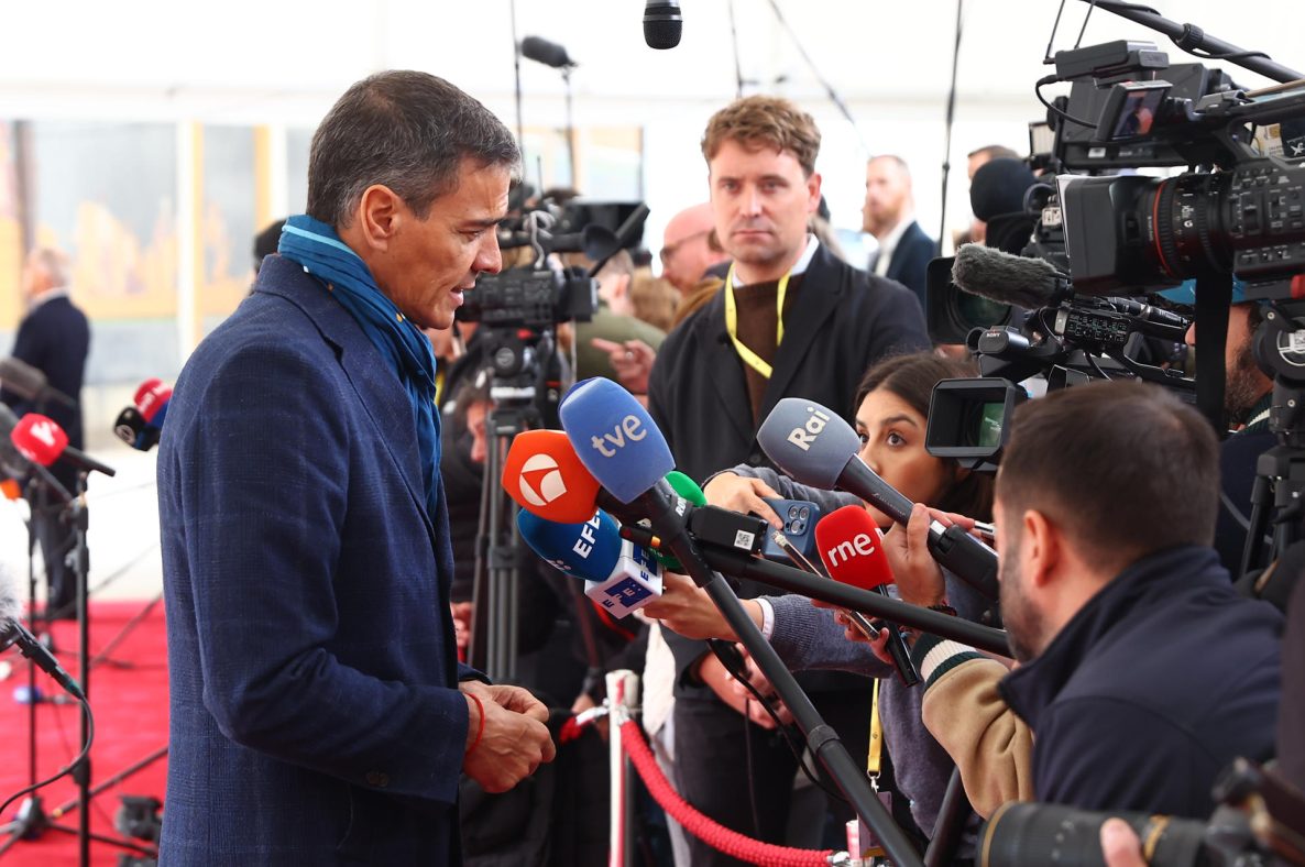 El presidente del Gobierno, Pedro Sánchez (d), hace declaraciones a los medios de comunicación, tras finalizar la reunión informal del Consejo Europeo, en el castillo de Christiansborg en Copenhague, el 1 de octubre de 2025.