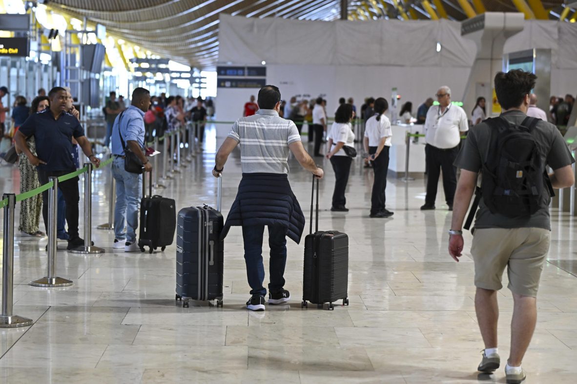 Viajeros en el aeropuerto madrileño de Barajas, en una imagen del 15 de septiembre de 2025.