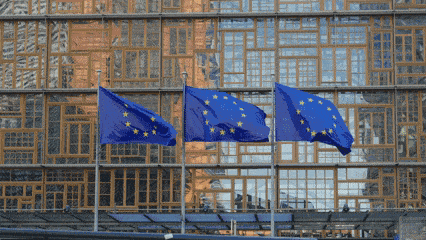 Banderas de la UE frente a un edificio en Bruselas.