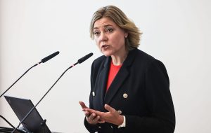 Bruselas insta a no caer en la "provocación" ante los ataques de Trump a las normas digitales de la UE