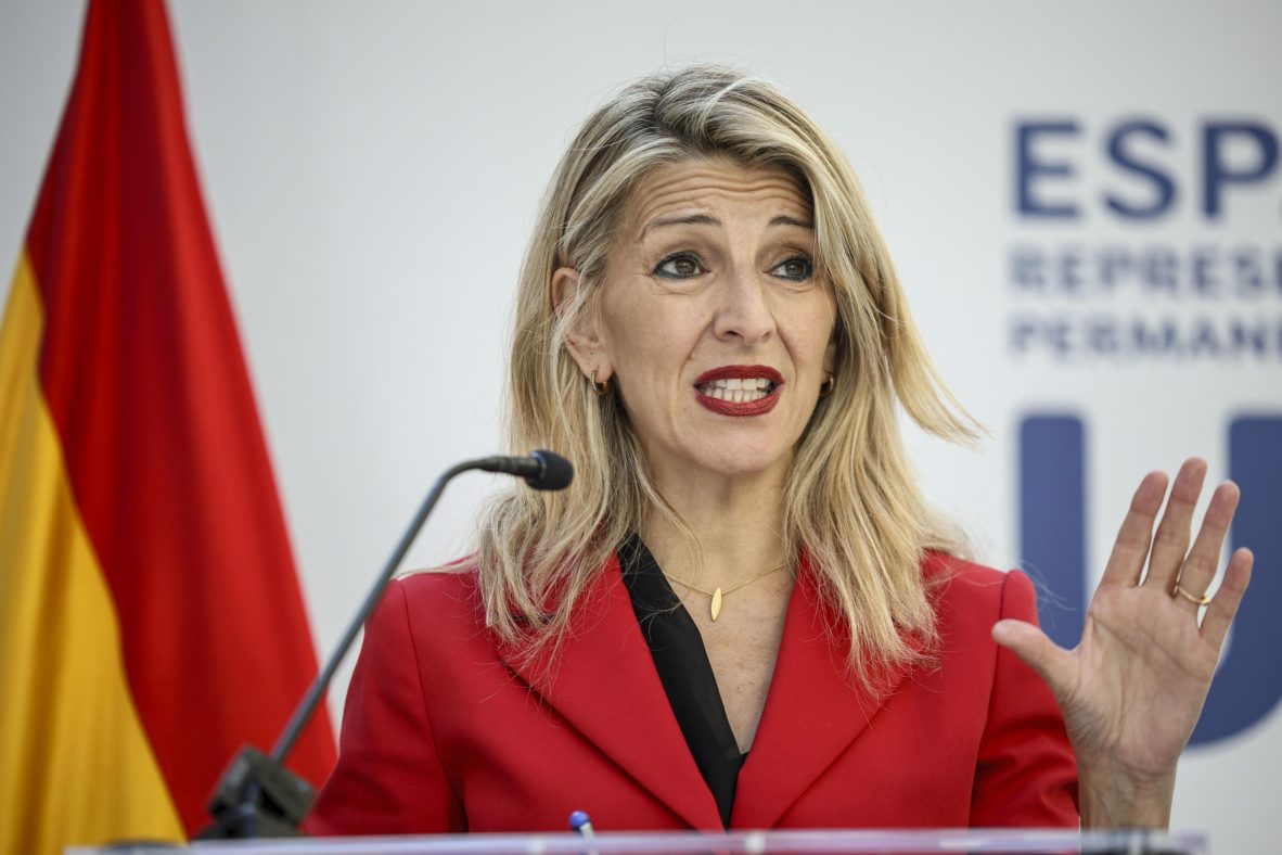 La vicepresidenta segunda del Gobierno y ministra de Trabajo y Economía Social, Yolanda Díaz, atiende a los medios en Bruselas, el 3 de febrero de 2025.