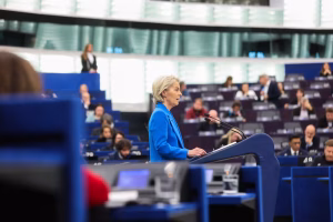 Von der Leyen supera con holgura una doble moción de censura de la ultraderecha y la extrema izquierda