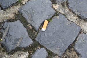 La propuesta de prohibir los filtros de los cigarrillos levanta ampollas en la UE