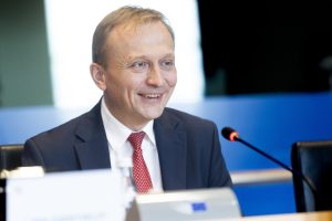 Bruselas se compromete a estudiar cambios legales para frenar el rechazo de la Eurocámara al presupuesto plurianual