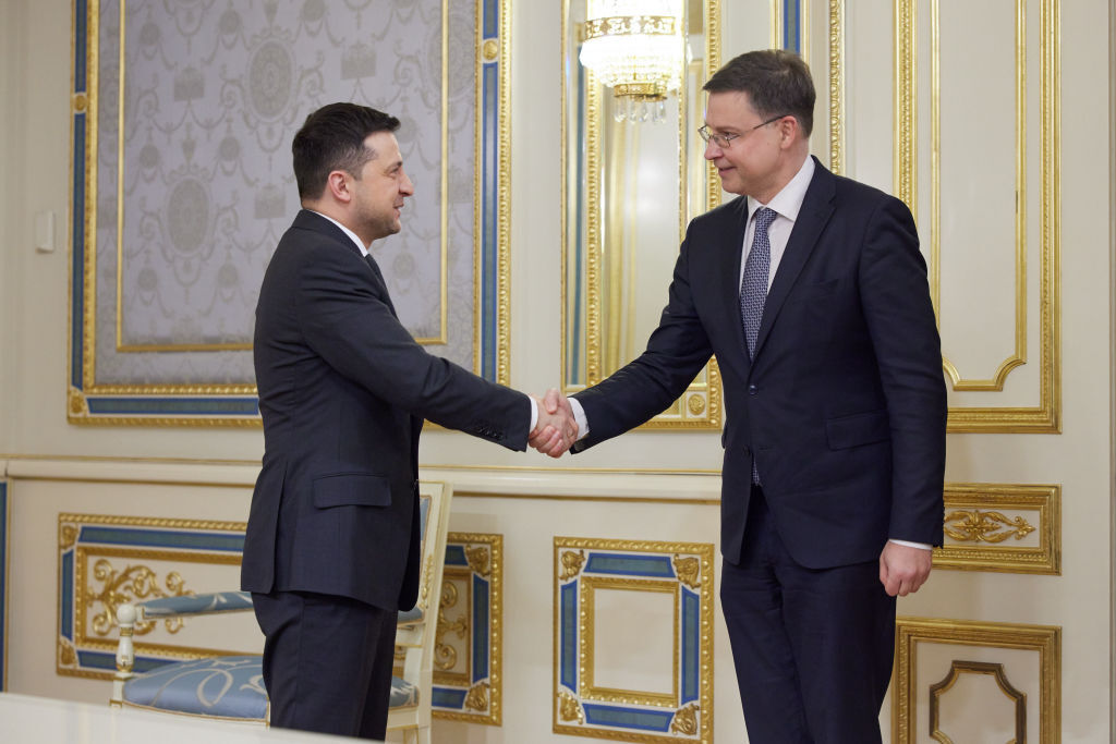 Volodimir Zelenski y Valdis Dombrovskis.