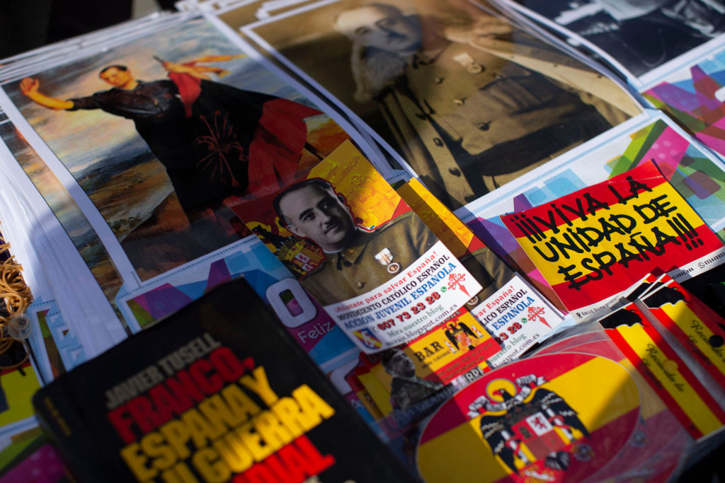 Propaganda y «souvenirs» franquistas en un puesto callejero.