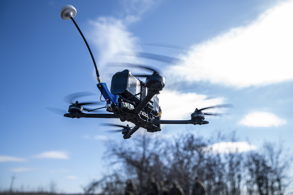 Un dron militar en un campo de batalla en Ucrania, en una imagen de marzo de 2025.