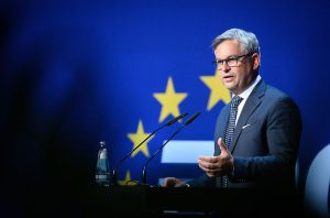 La Comisión no dirigirá las conversaciones sobre los "centros de retorno", según el responsable de migración de la UE