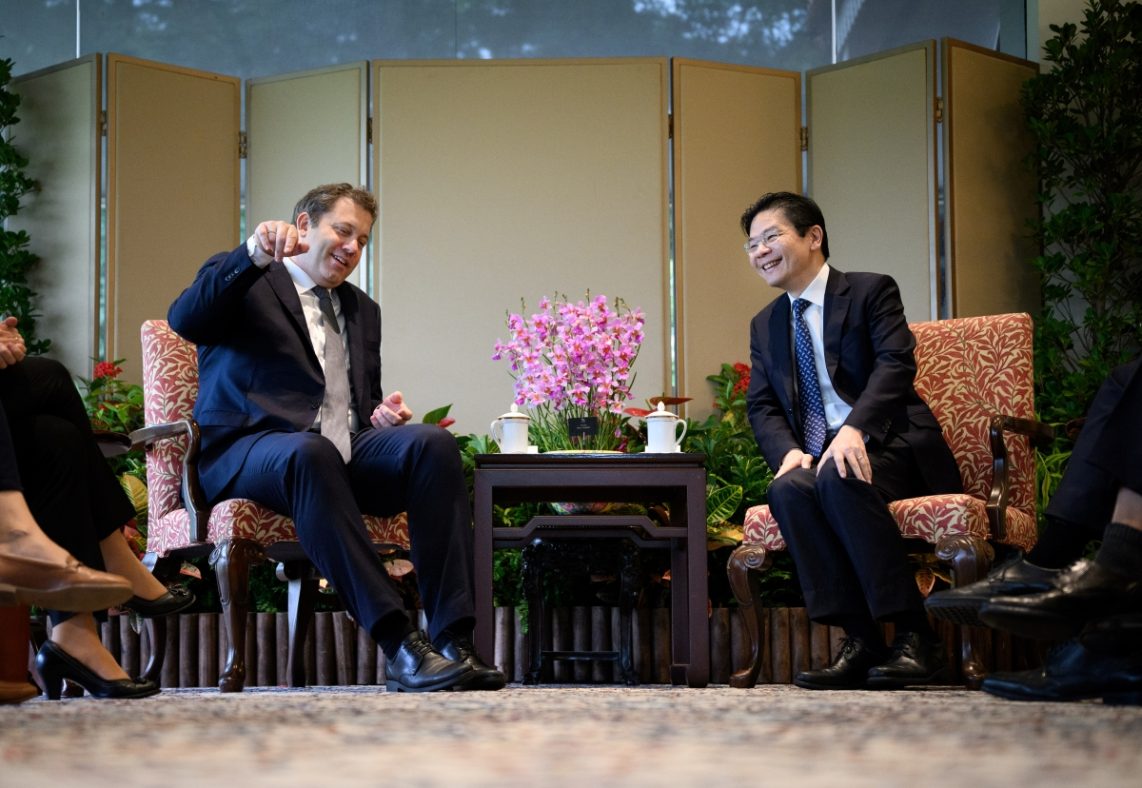 Lars Klingbeil, ministro alemán de Finanzas, y Lawrence Wong, primer ministro y ministro de Finanzas de Singapur.