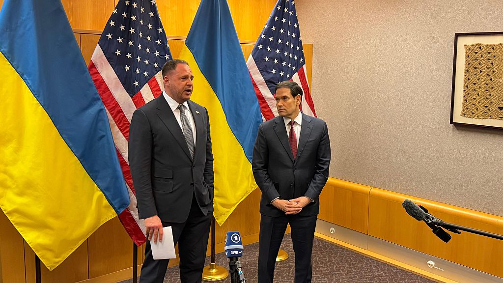 Anrdiy Yermak y Marco Rubio en Ginebra.