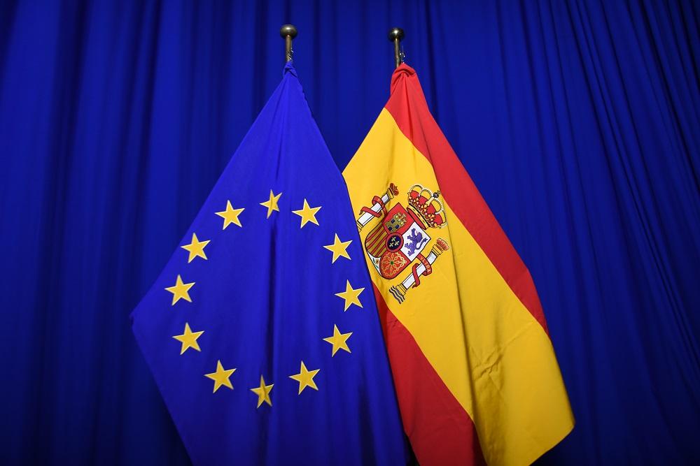 Banderas de la UE y de España en la sede de la Comisión Europea, en Bruselas, en una imagen de archivo.