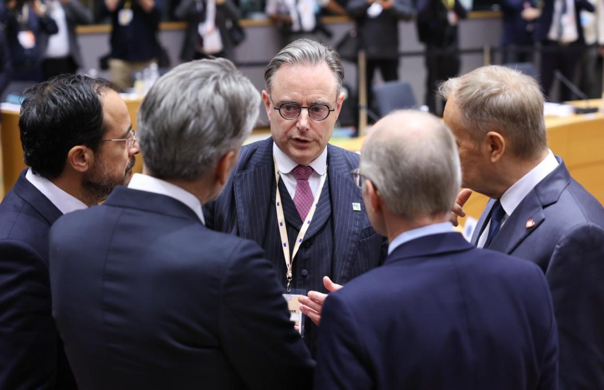 El primer ministro belga, Bart de Wever (centro) junto a sus homólogos de la UE, en Bruselas.