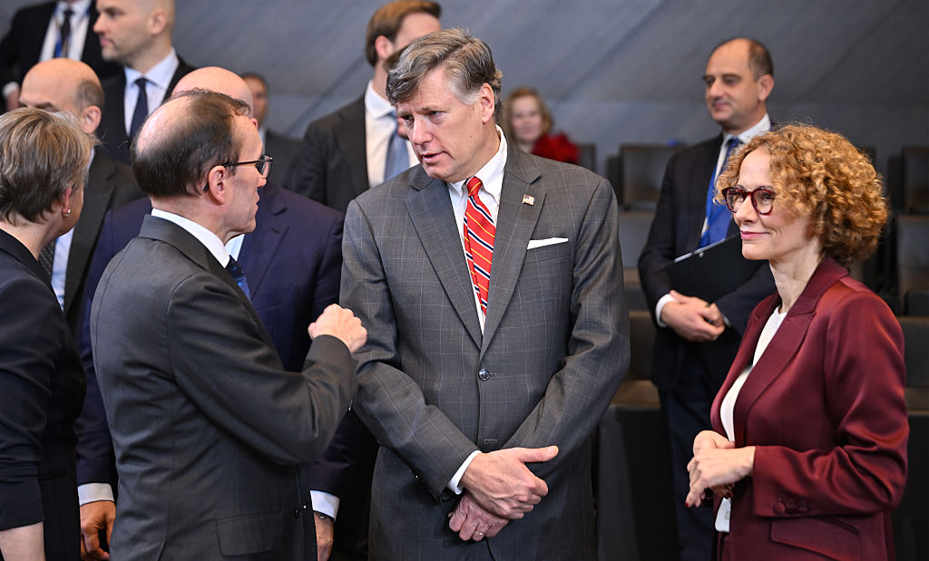 El subsecretario de Estado de Estados Unidos, Christopher Landau, y el Ministro de Asuntos Exteriores de Noruega, Espen Barth Eide, asisten a la Reunión de Ministros de Asuntos Exteriores de la OTAN en Bruselas, el 03 de diciembre de 2025.