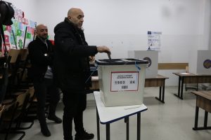 Kosovo vota para acabar con un bloqueo político de diez meses