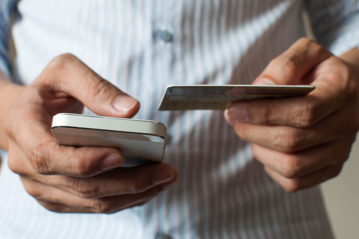 Las estafas más comunes en este momento son las suplantaciones de identidad y las falsificaciones profundas y el «phishing».