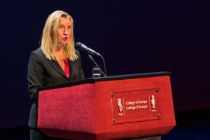 Mogherini, ex jefa del SEAE, y un alto funcionario de la Comisión, detenidos en una investigación por fraude