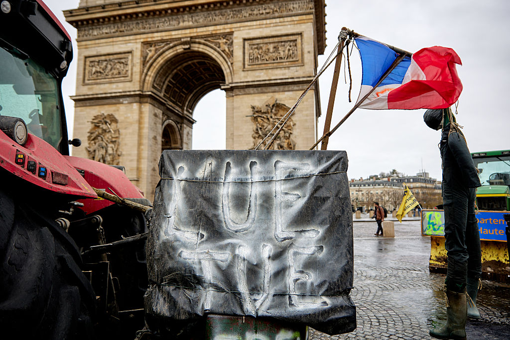 Manifestación contra la política comercial de la UE en París, el 8 de junio de 2026. En la pancarta se lee «La UE mata».