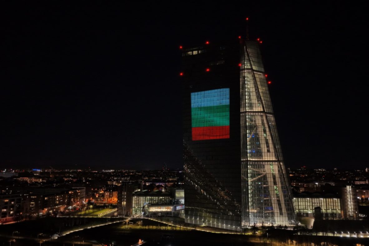 La bandera de Bulgaria proyectada sobre la fachada del Banco Central Europeo (BCE) en Fráncfort, en diciembre de 2025.