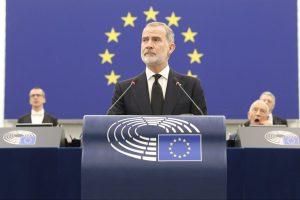 El Rey reivindica en Estrasburgo el papel esencial de Europa para contrarrestar estos "tiempos oscuros"