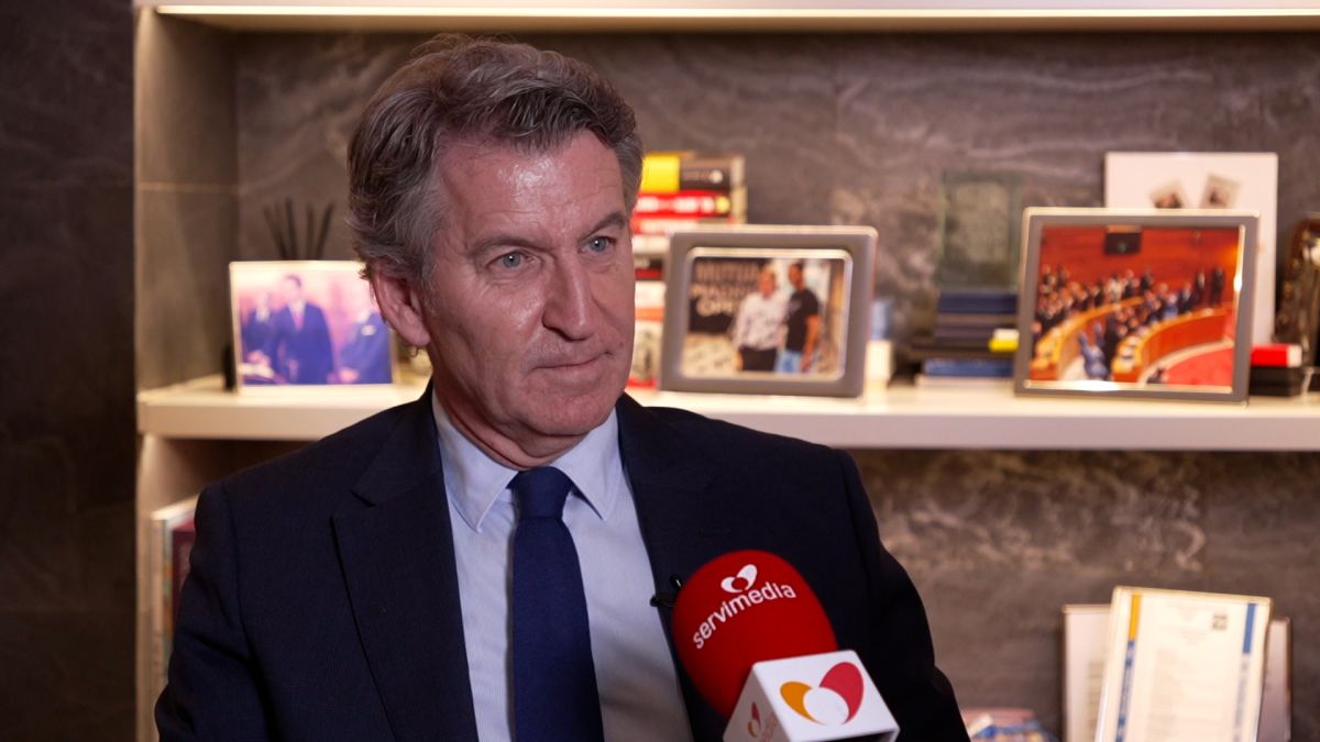 El líder del PP, Alberto Núñez Feijóo, durante una reciente  entrevista con Servimedia, socio de Euractiv.