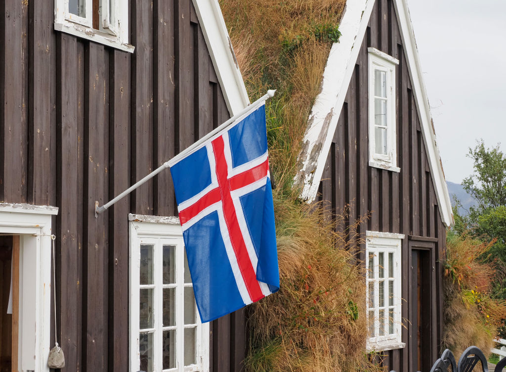 Las históricas casas de turba del Museo Jon Sigurdsson Hrafnseyri, en la costa norte del fiordo Arnarfjördur, en Islandia, en una imagen de 2023.