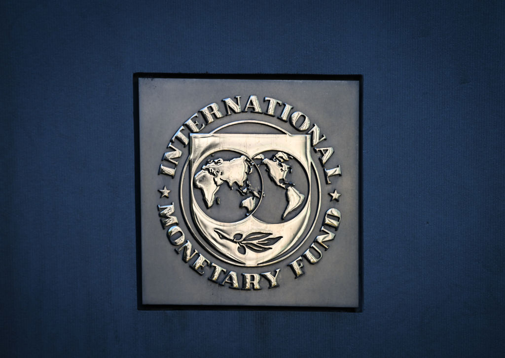 Logotipo del Fondo Monetario Internacional (FMI) en la fachada del edificio de conferencias de la avenida Pennsylvania, en Washington DC, en una imagen de 2024.