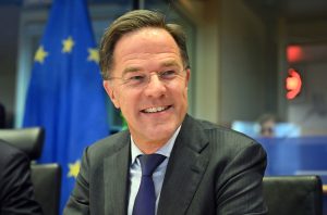 Rutte insta a los países de la UE a acelerar su producción de armamento sin dejar de comprar al "amigo americano"