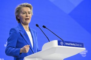 Von der Leyen insta a la UE en Davos a impulsar su "independencia" militar de Estados Unidos