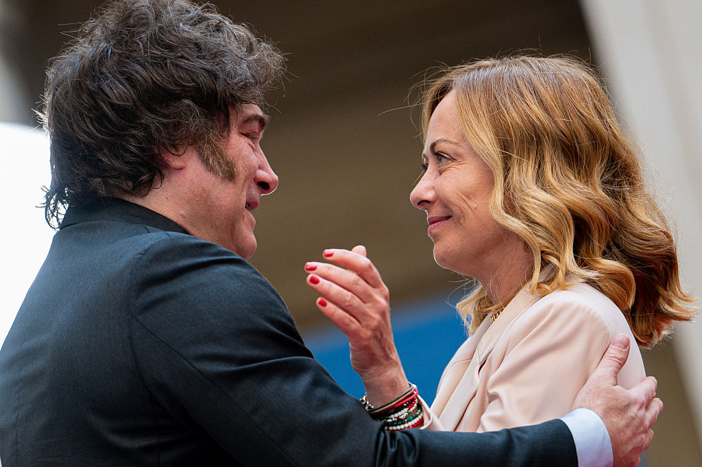 Milei y Meloni se saludan en el Palacio Chigi de Roma, el 6 de junio de 2025.