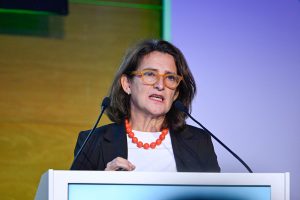 Teresa Ribera advierte de que crear empresas que sean "campeones" no debe mermar la competencia en la UE