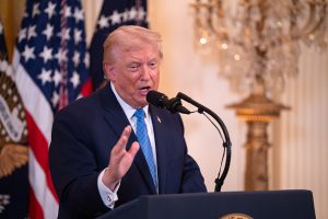 Trump amenaza con aranceles del 25 % a los países que hagan negocios con Irán