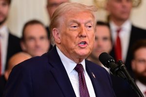 Trump amenaza con imponer aranceles a los países que rechacen la posible compra de Groenlandia por EE.UU..