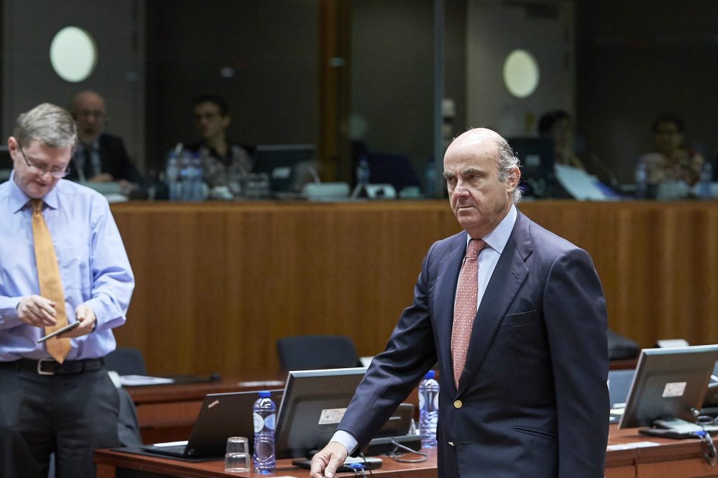 Luis de Guindos asiste a una reunión en Bruselas, en una imagen de archivo.