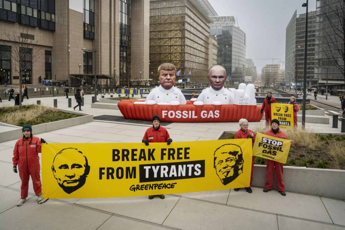 Activistas de Greenpeace frente a la sede del Consejo de la UE en Bruselas, el 26 de enero de 2026.