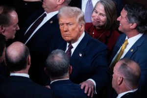 EE. UU. permite que el personal no esencial abandone Israel mientras Trump amenaza con atacar Irán