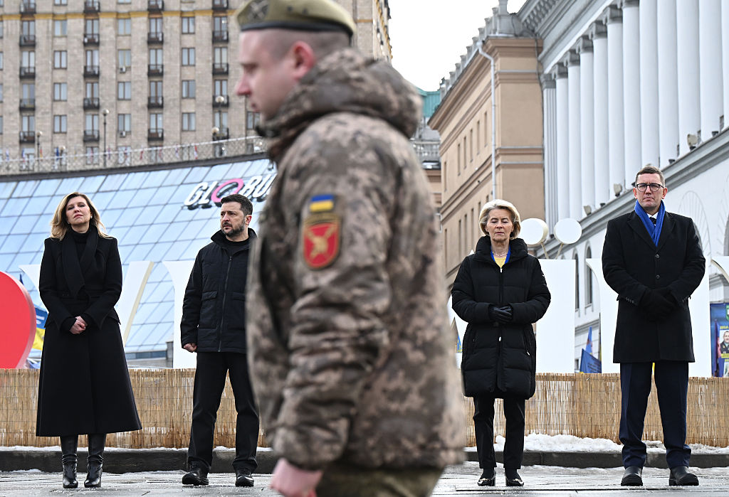 La primera dama de Ucrania, Olena Zelenska, el presidente ucraniano, Volodimir Zelenski, la presidenta de la Comisión Europea Ursula von der Leyen y el primer ministro de Estonia Kristen Michal posan juntos durante la ceremonia para conmemorar el cuarto aniversario de la invasión rusa de Ucrania, en Kiev, el 24 de febrero de 2026.
