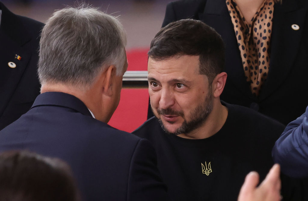 El presidente de Ucrania, Volodimir Zelenski, saluda al primer ministro de Hungría, Viktor Orbán, durante el Consejo Europeo de Bruselas del 17 de octubre de 2024.