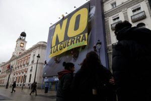 Greenpeace descuelga una pancarta gigante en la Puerta del Sol de Madrid con el lema 'NO A LA GUERRA'