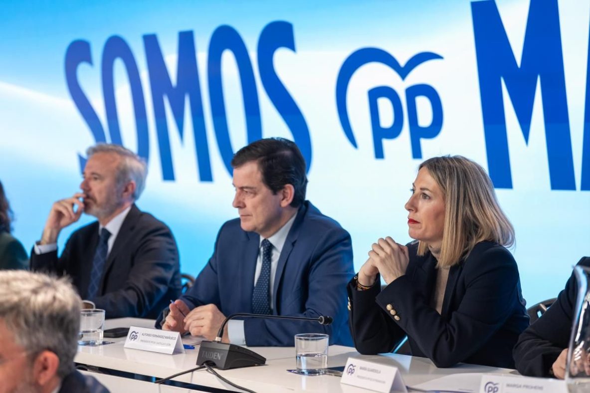 Jorge Azcón, Alfonso Fernández Mañueco y María Guardiola, en una Junta Directiva del PP.