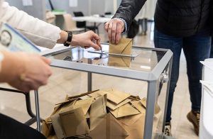 Los socialistas, en cabeza en París tras la primera vuelta de las municipales mientras la ultraderecha consolida posiciones en el sur