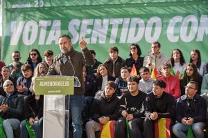 El 44% de los votantes de Abascal en Andalucía elegirán a Juanma Moreno el 17‑M