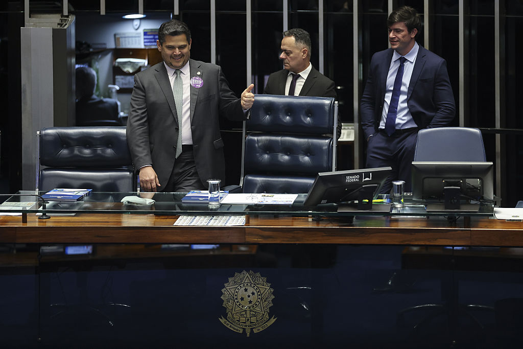 El presidente del Senado brasileño, Davi Alcolumbre, interviene durante una sesión para votar la aprobación del acuerdo de libre comercio entre el Mercosur y la Unión Europea, en Brasilia, el 4 de marzo de 2026.